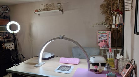 Espace de manucure élégant à Js Beauty 57, Les Étangs, Grand Est, FR, avec éclairage rond et outils modernes.
