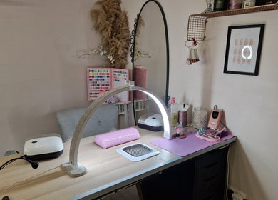 Table de manucure moderne chez Js Beauty 57, Les Étangs, Grand Est, FR, avec décor élégant et outils professionnels.