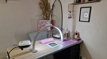 Table de manucure moderne chez Js Beauty 57, Les Étangs, Grand Est, FR, avec décor élégant et outils professionnels.