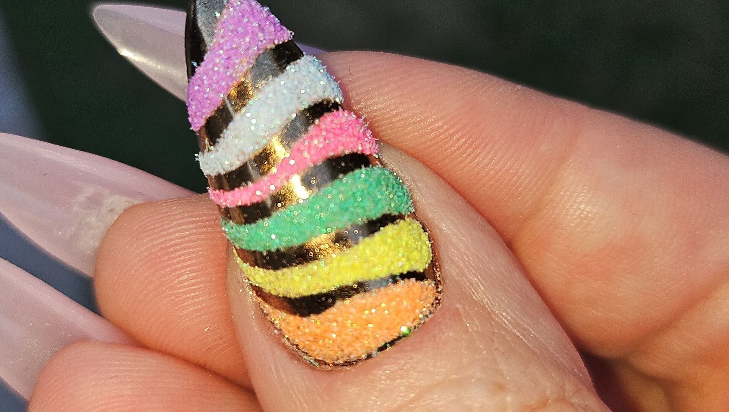 Ongle rayé coloré au salon Milky Pink Nails, Apremont, Pays De La Loire, FR.