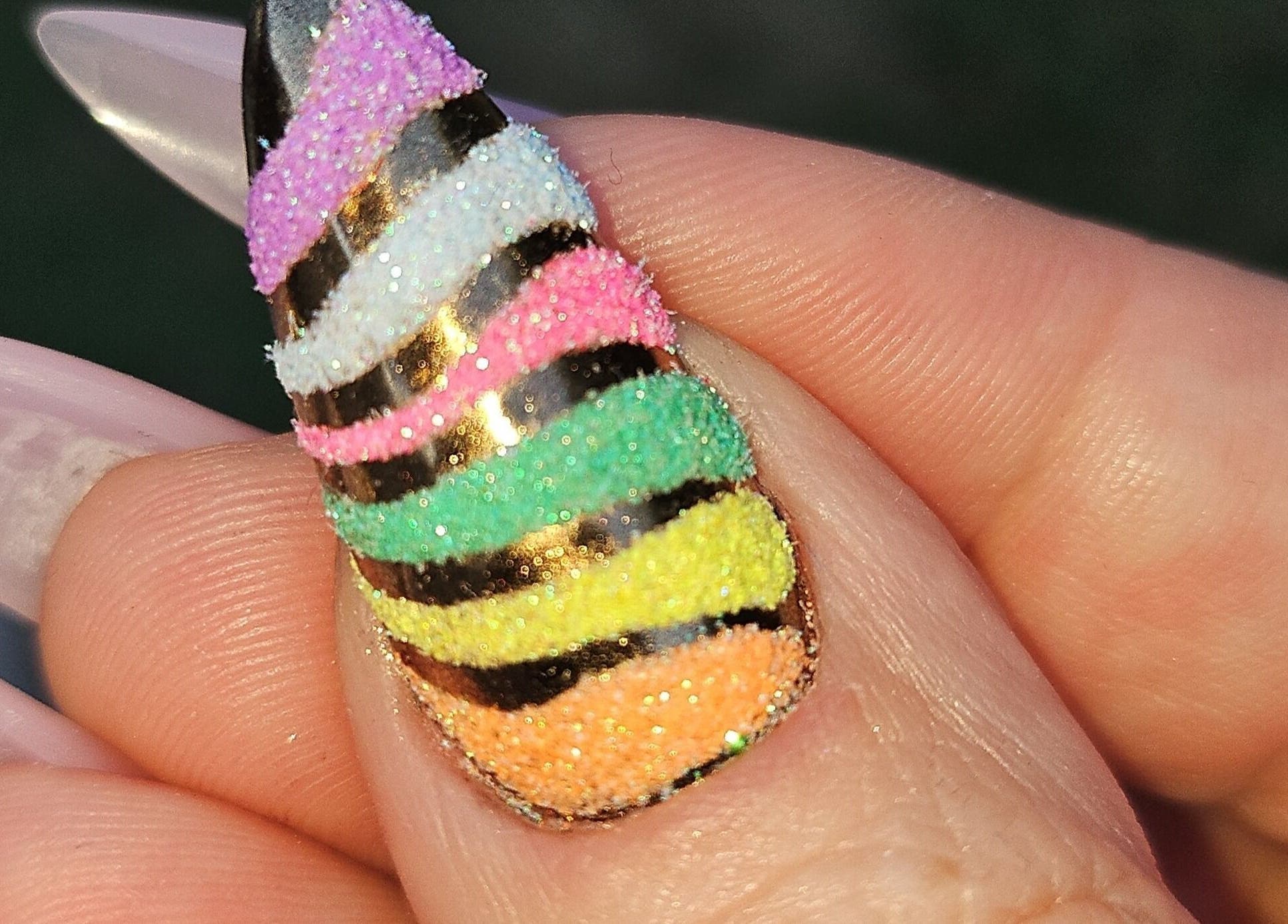 Ongle rayé coloré au salon Milky Pink Nails, Apremont, Pays De La Loire, FR.