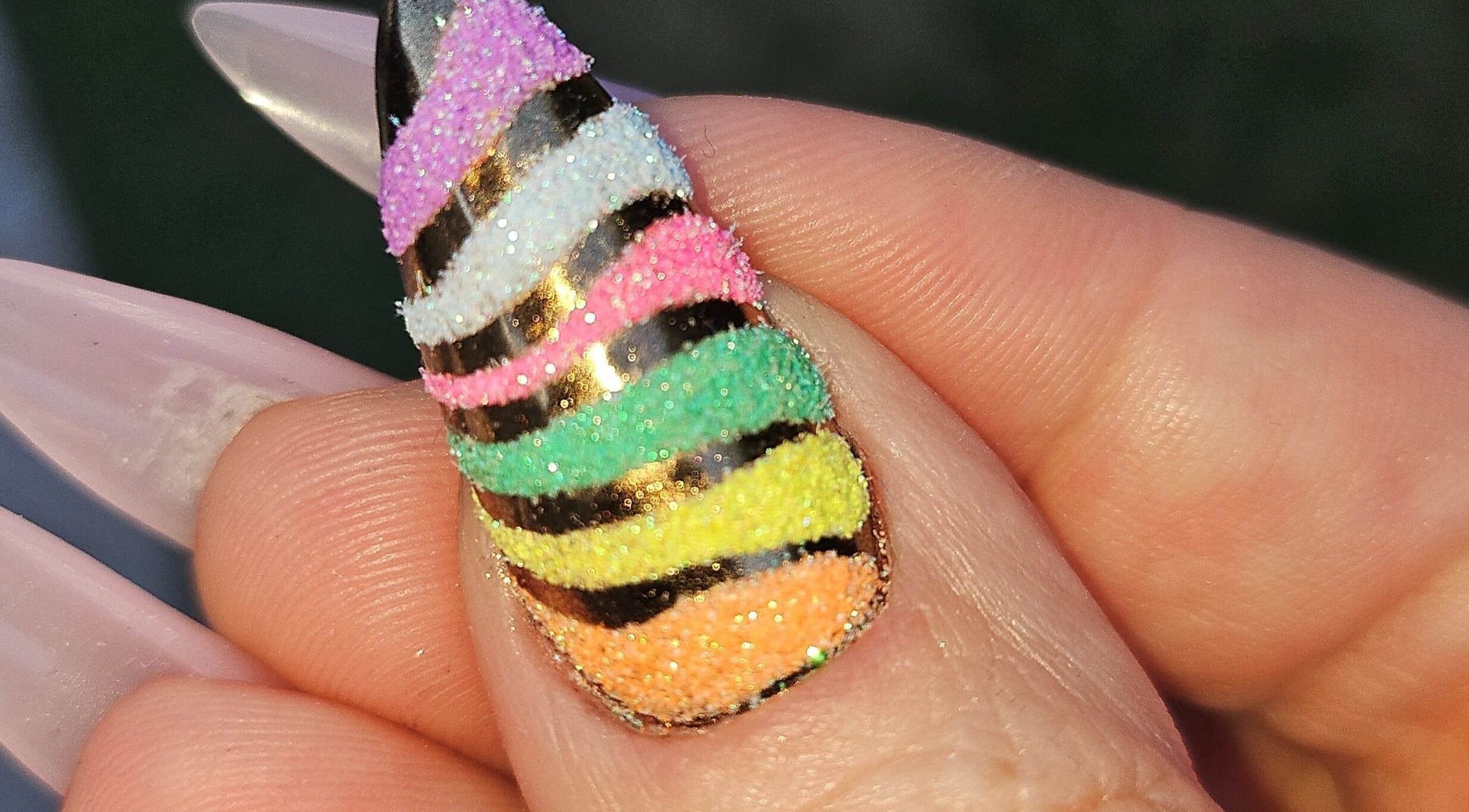 Ongle rayé coloré au salon Milky Pink Nails, Apremont, Pays De La Loire, FR.