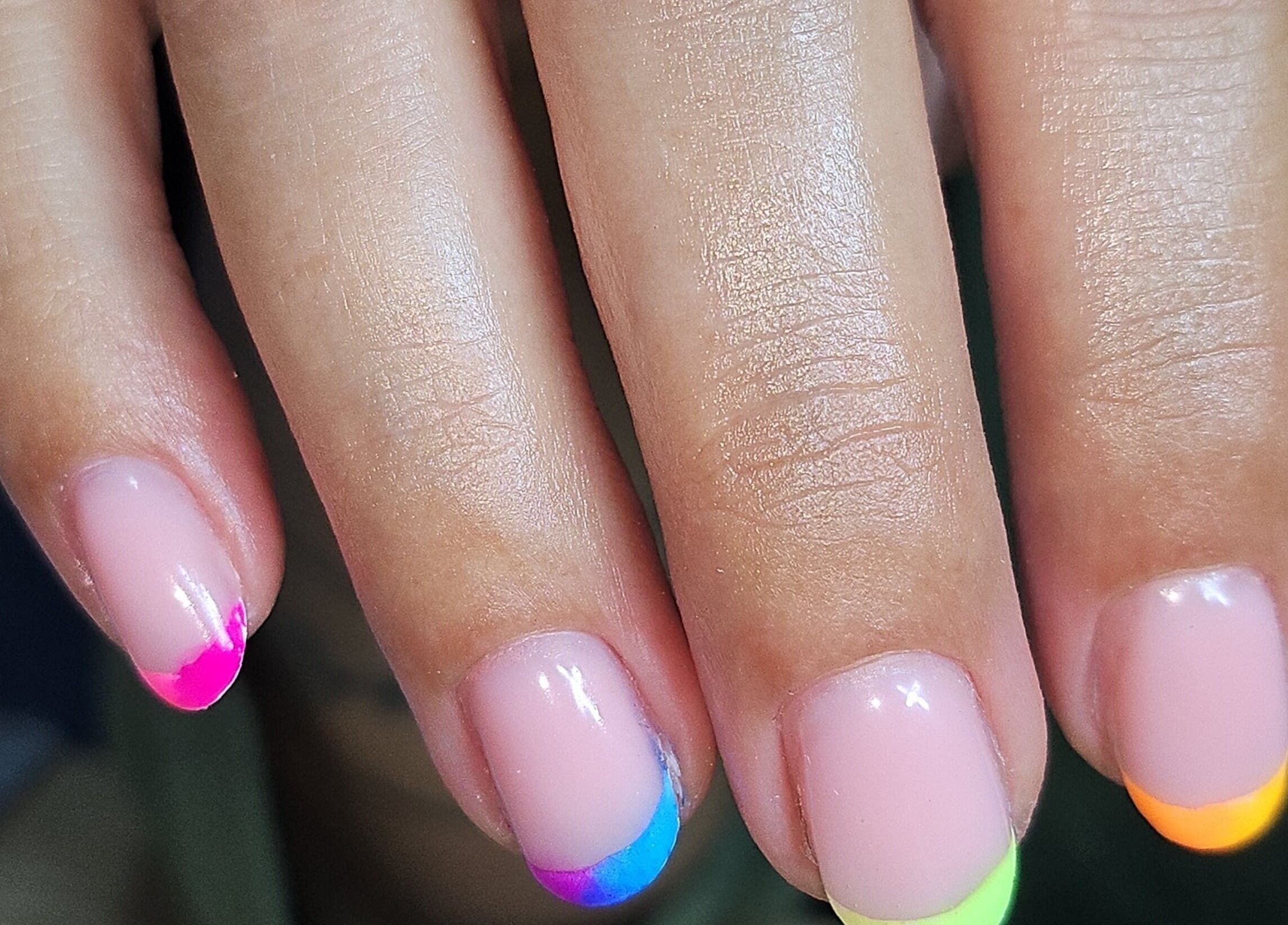 Manucure arc-en-ciel à Milky Pink Nails, Apremont, Pays De La Loire, FR. Ongles brillants aux couleurs vives.