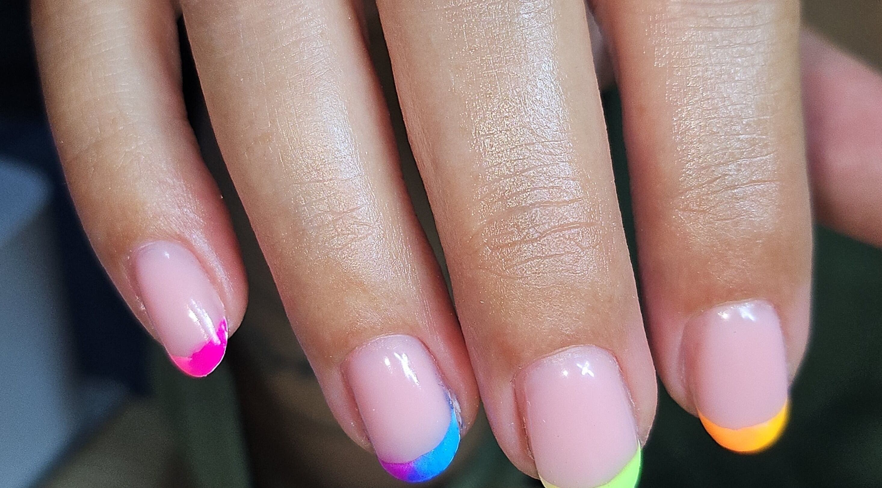 Manucure arc-en-ciel à Milky Pink Nails, Apremont, Pays De La Loire, FR. Ongles brillants aux couleurs vives.