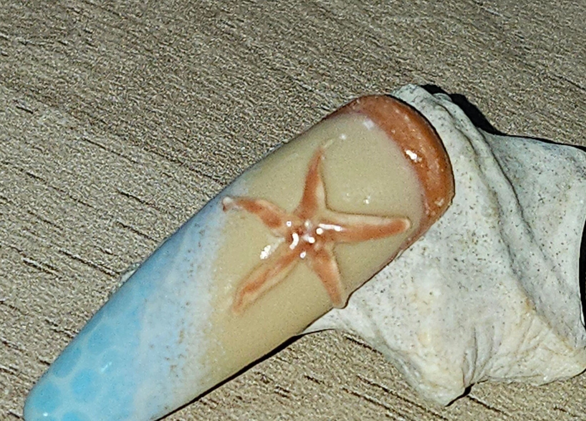 Design d'ongle étoile de mer chez Milky Pink Nails, Apremont, Pays De La Loire, FR.