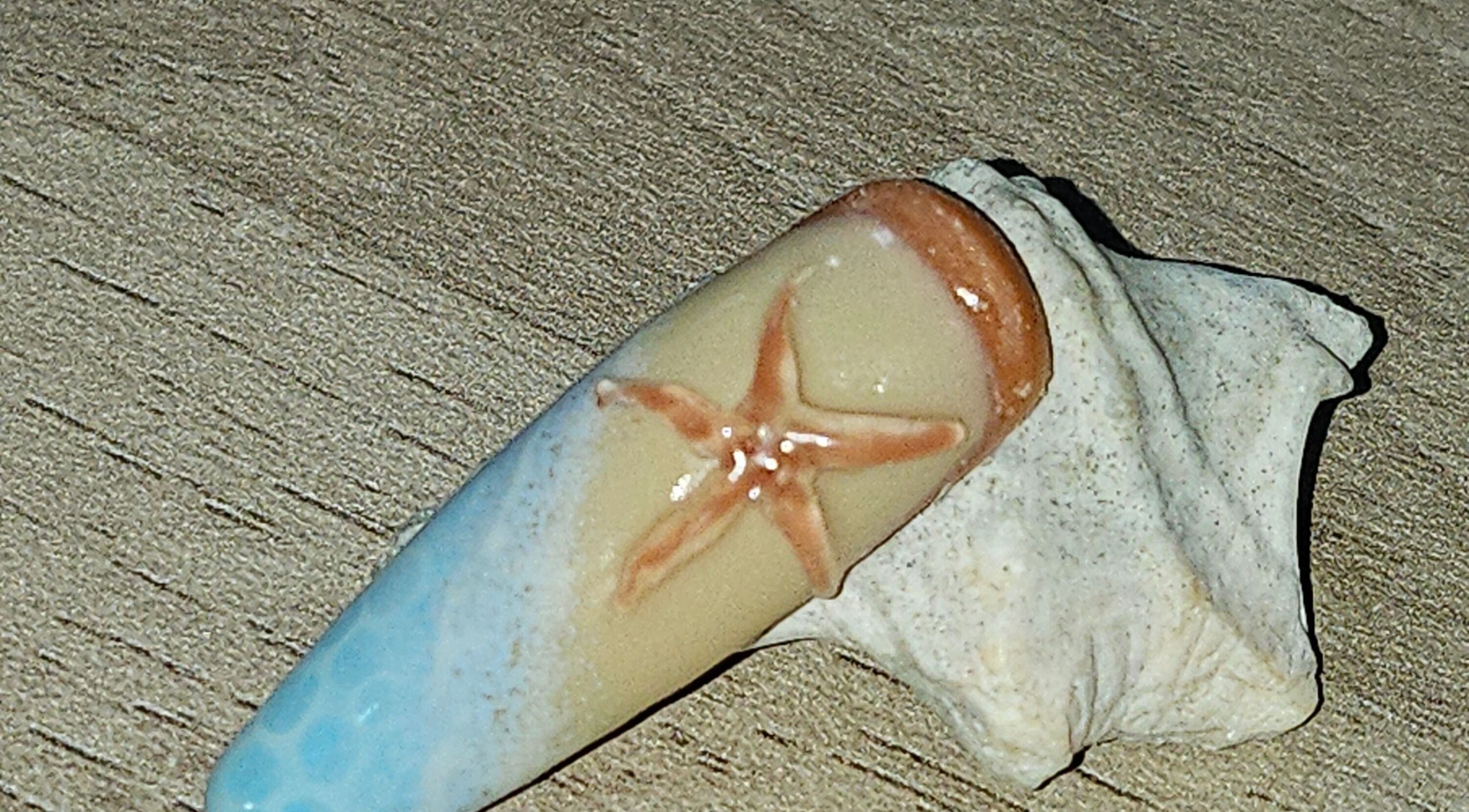 Design d'ongle étoile de mer chez Milky Pink Nails, Apremont, Pays De La Loire, FR.