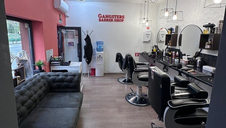 Interior modern al Frizeriei din București, București, RO, cu scaune și oglinzi elegante.