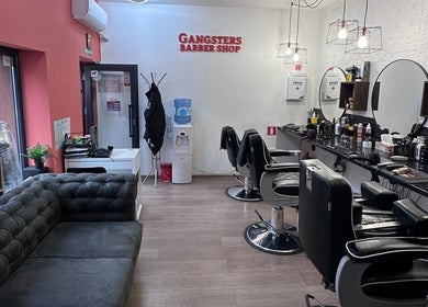 Interior modern al Frizeriei din București, București, RO, cu scaune și oglinzi elegante.