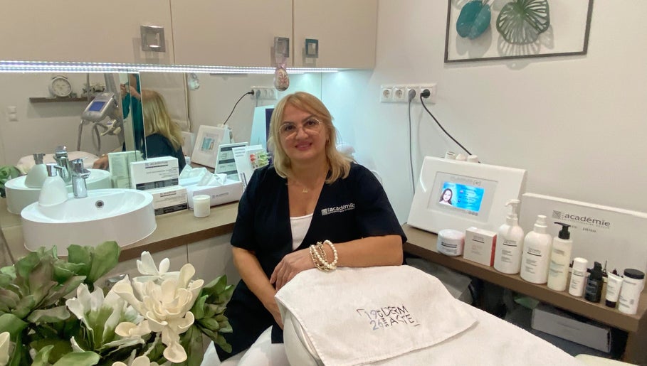 Christinebeauty in Budapest, Magyar, HU features a serene beauty treatment room with advanced skincare equipment.