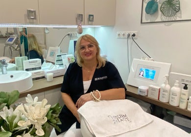 Christinebeauty in Budapest, Magyar, HU features a serene beauty treatment room with advanced skincare equipment.