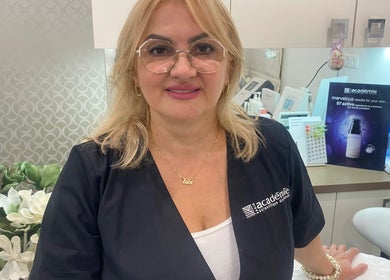 Christinebeauty expert in Budapest, Magyar, HU welcomes guests with a warm smile in a calming spa setting.