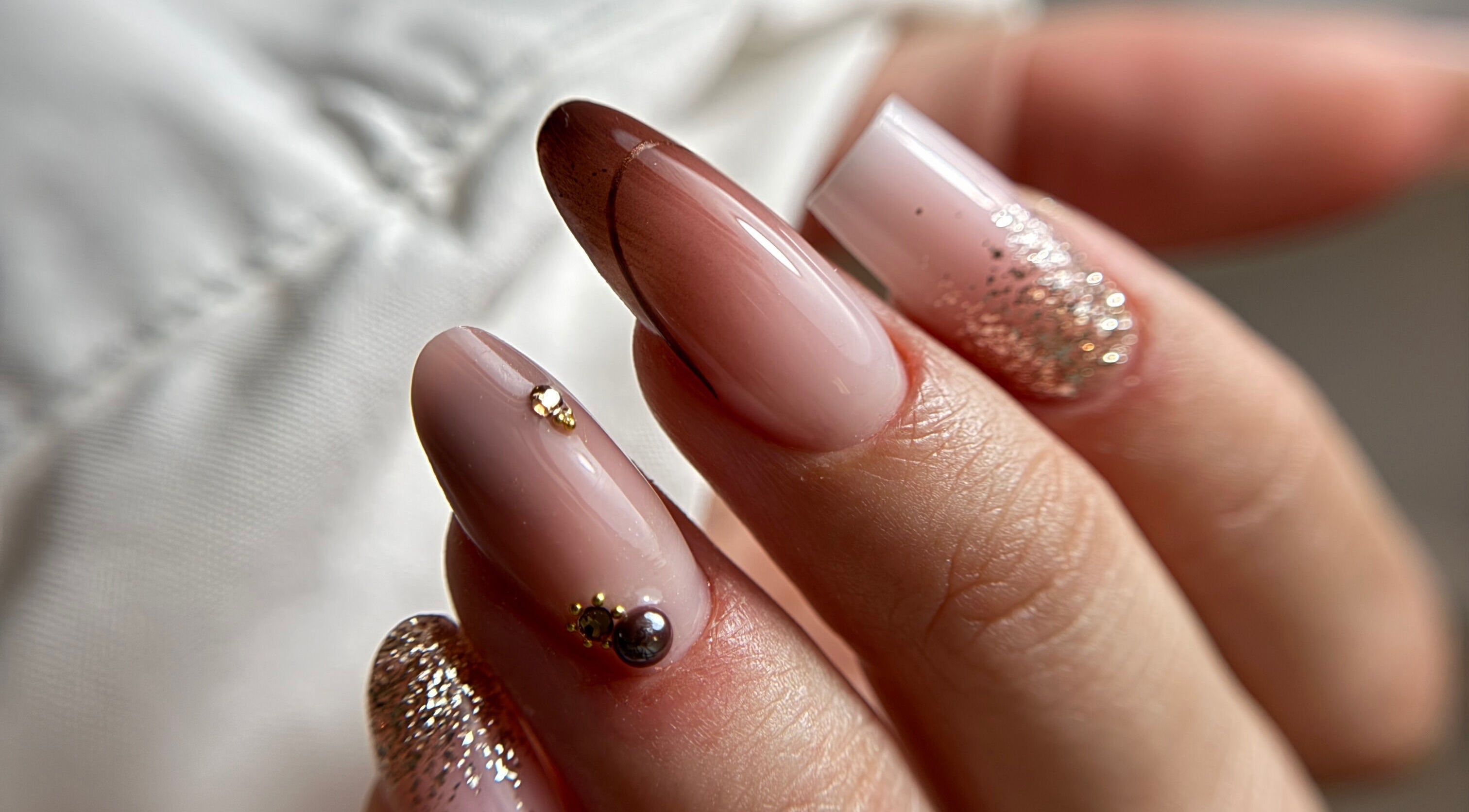 Manucure élégante avec paillettes à NAILS & Beauty by Leana, Romagnat, Auvergne-rhône-alpes, FR.