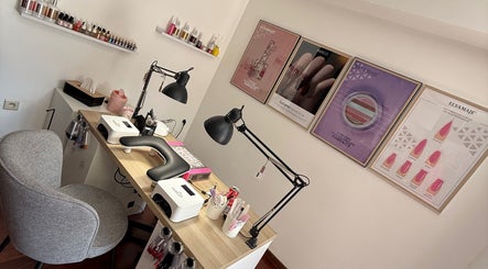 Espace manucure moderne chez Beauty Skin, Châtelet, Région Wallonne, BE. Décor élégant et équipement professionnel.