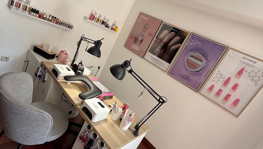 Station de manucure chez Beauty Skin à Châtelet, Région Wallonne, BE avec outils et lampes UV.
