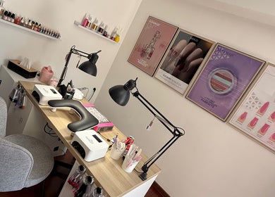 Station de manucure chez Beauty Skin à Châtelet, Région Wallonne, BE avec outils et lampes UV.