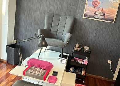 Coin de salon élégant chez Beauty Skin à Châtelet, Région Wallonne, BE. Confort et style pour des soins raffinés.