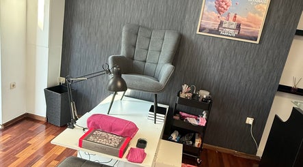 Coin de salon élégant chez Beauty Skin à Châtelet, Région Wallonne, BE. Confort et style pour des soins raffinés.