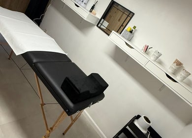 Lit de massage chez Beauty Skin, Châtelet, Région Wallonne, BE, ambiance calme et moderne.