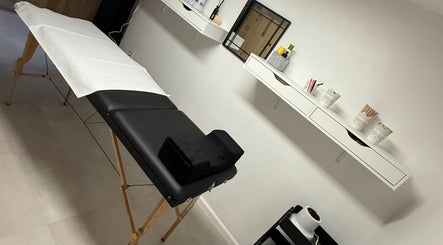 Lit de massage chez Beauty Skin, Châtelet, Région Wallonne, BE, ambiance calme et moderne.
