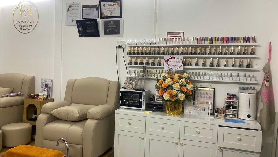 Ghế ngồi sang trọng tại Tn Nails, Thành Phố Cần Thơ, Cần Thơ, VN với bộ sưu tập sơn móng nổi bật.