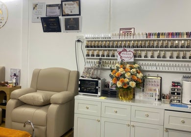Ghế ngồi sang trọng tại Tn Nails, Thành Phố Cần Thơ, Cần Thơ, VN với bộ sưu tập sơn móng nổi bật.