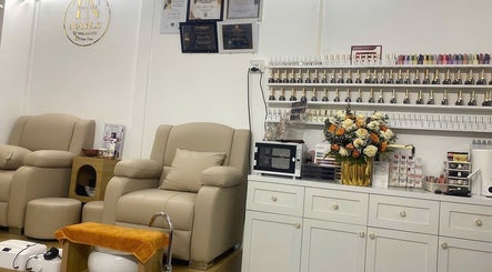 Nội thất sang trọng tại Tn Nails, Thành Phố Cần Thơ, Cần Thơ, VN, với ghế thư giãn và kệ sơn móng.