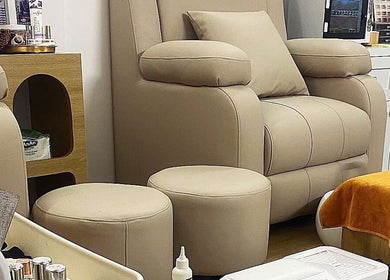 Ghế thư giãn sang trọng tại Tn Nails, Thành Phố Cần Thơ, Cần Thơ, VN, tạo trải nghiệm spa thoải mái.