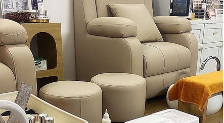 Ghế thư giãn sang trọng tại Tn Nails, Thành Phố Cần Thơ, Cần Thơ, VN, tạo trải nghiệm spa thoải mái.