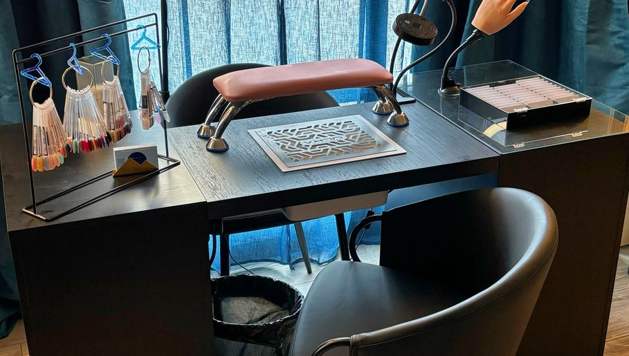 Table de manucure élégante chez Nails & Beauty, Saint-fargeau-ponthierry, Île-de-france, FR.