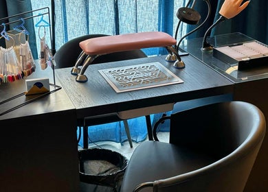 Table de manucure élégante chez Nails & Beauty, Saint-fargeau-ponthierry, Île-de-france, FR.