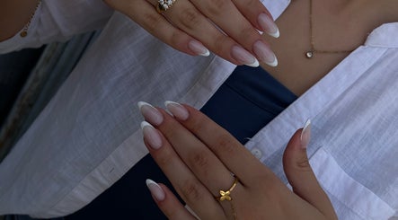 Manucure française élégante à Rimas Nails, Alger Centre, Wilaya D'alger, DZ, mettant en valeur des ongles sophistiqués.