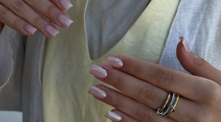Manucure élégante à Rimas Nails, Alger Centre, Wilaya D'alger, DZ, avec ongles brillants.