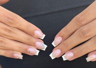 Manucure élégante avec pierres à Rimas Nails, Alger Centre, Wilaya D'alger, DZ.