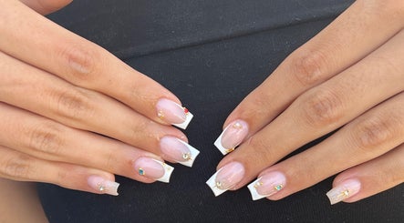 Manucure élégante avec pierres à Rimas Nails, Alger Centre, Wilaya D'alger, DZ.