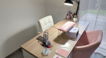 Table de manucure élégante à La pose Malleen, Rivière-sur-tarn, Occitanie, FR, avec une atmosphère paisible.