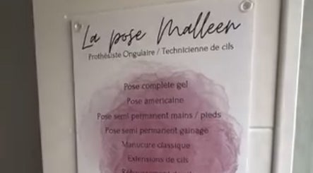Affiche de services ongulaires à La Pose Malleen, Rivière-sur-tarn, Occitanie, FR, en rose et blanc.