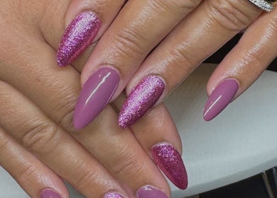 Nail art rose scintillant à Glam’Impact, Livry-gargan, Île-de-france, FR.