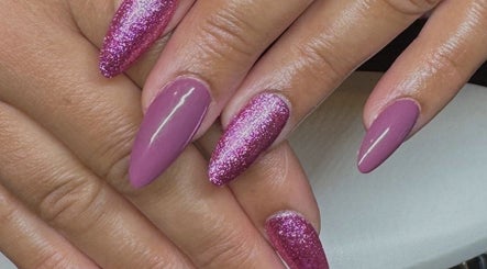 Nail art rose scintillant à Glam’Impact, Livry-gargan, Île-de-france, FR.