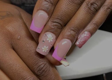 Manucure artistique chez Glam’Impact, Livry-gargan, Île-de-france: ongles avec motifs floraux et paillettes.