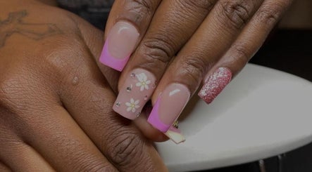Manucure artistique chez Glam’Impact, Livry-gargan, Île-de-france: ongles avec motifs floraux et paillettes.