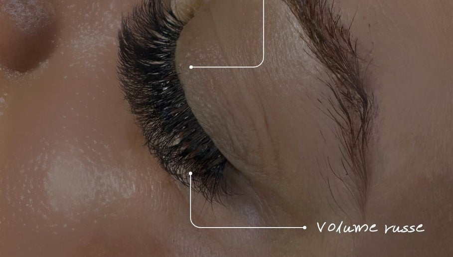 Extension de cils volume russe chez Glam’Impact, Livry-gargan, Île-de-france, FR. Beauté parfaite.
