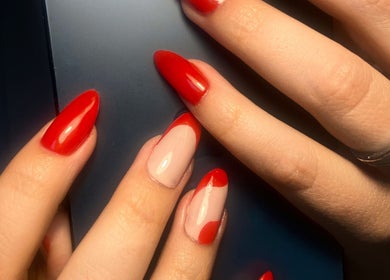 Manucure élégante rouge à Glam’Impact, Livry-gargan, Île-de-france, FR. Nail art moderne et sophistiqué.