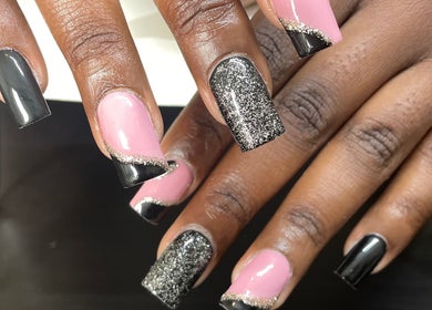 Nail art bicolore chic au salon Glam’Impact, Livry-Gargan, Île-de-France, FR.