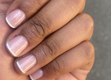 Ongles soignés avec manucure française à Glam’Impact, Livry-gargan, Île-de-france, FR.