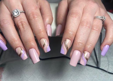 Manucure élégante avec ongles rose et violet décorés, Glam’Impact Livry-gargan, Île-de-france, FR.