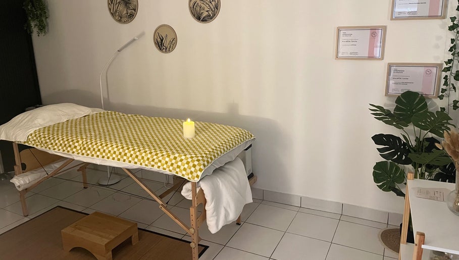 Salle de massage chez Cam Institut à Agde, Occitanie, FR, avec table décorée et ambiance apaisante.