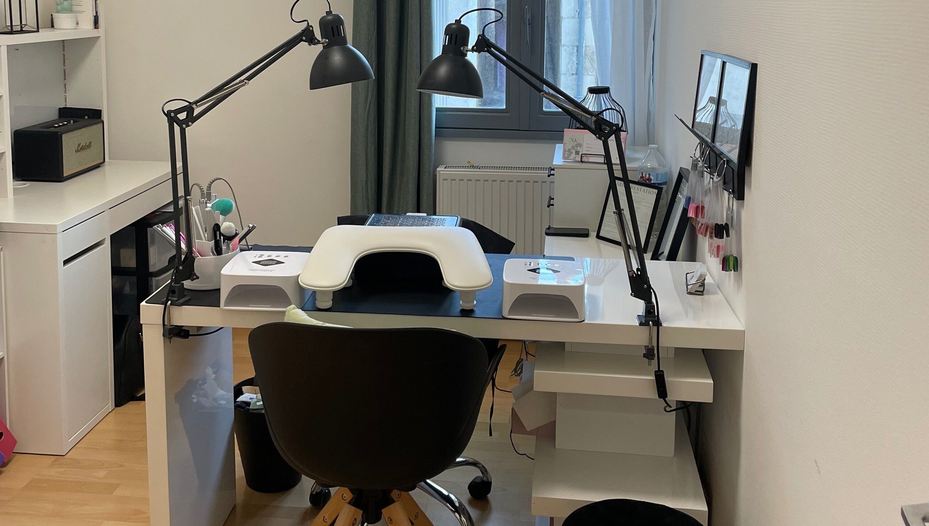 Station nail art moderne à Nail’s Addicte, Boivre-la-vallée, Nouvelle-aquitaine, FR.