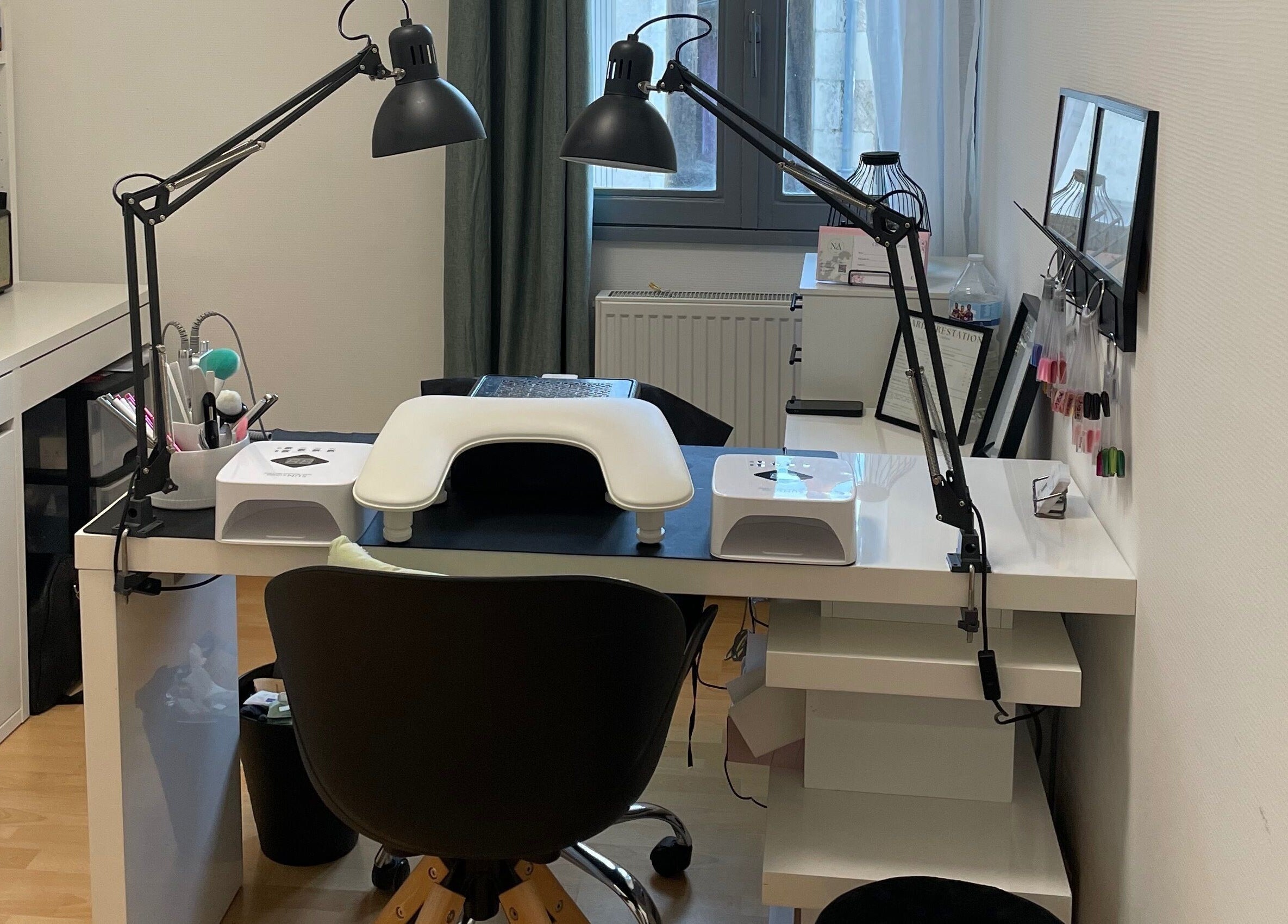 Station nail art moderne à Nail’s Addicte, Boivre-la-vallée, Nouvelle-aquitaine, FR.