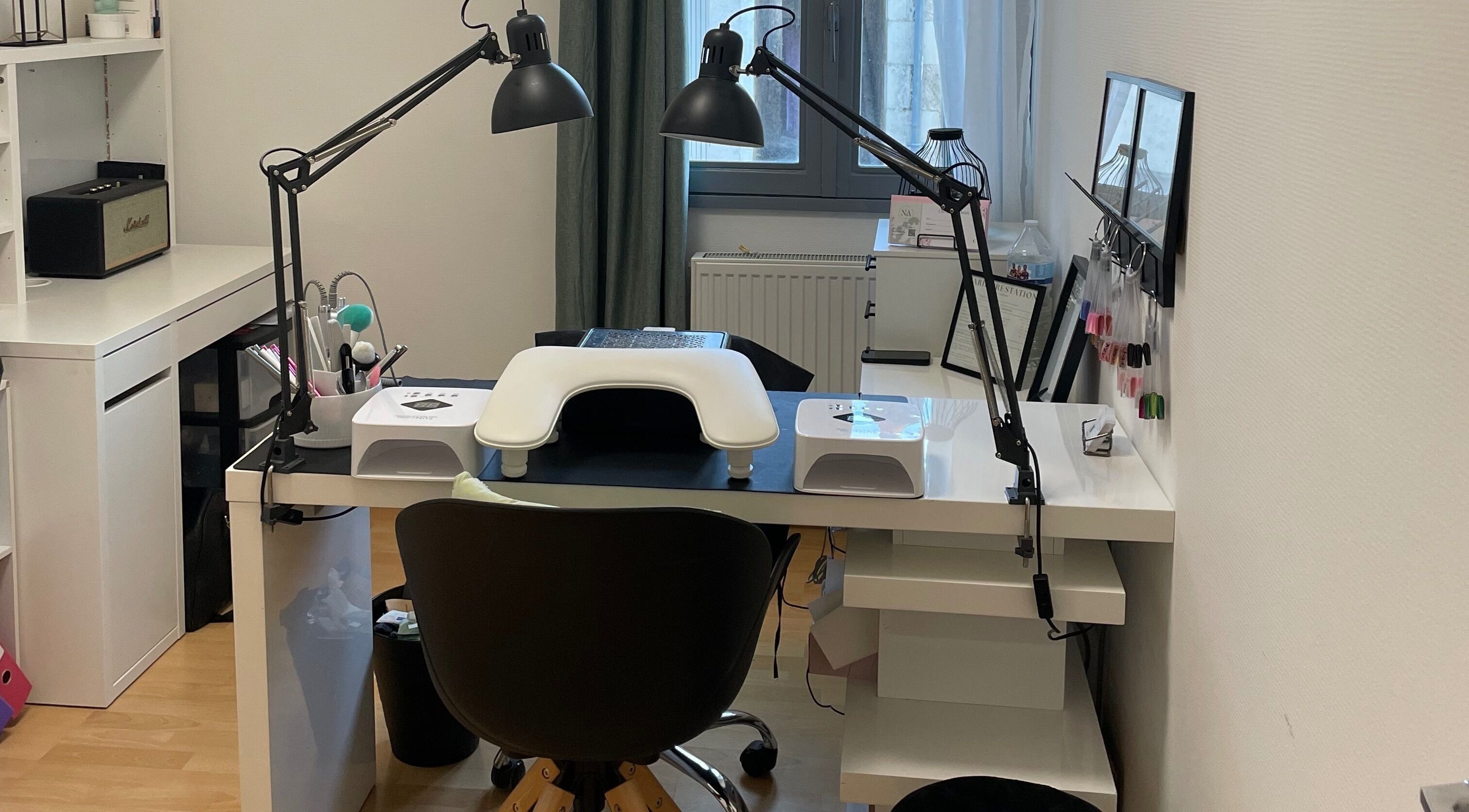 Station nail art moderne à Nail’s Addicte, Boivre-la-vallée, Nouvelle-aquitaine, FR.