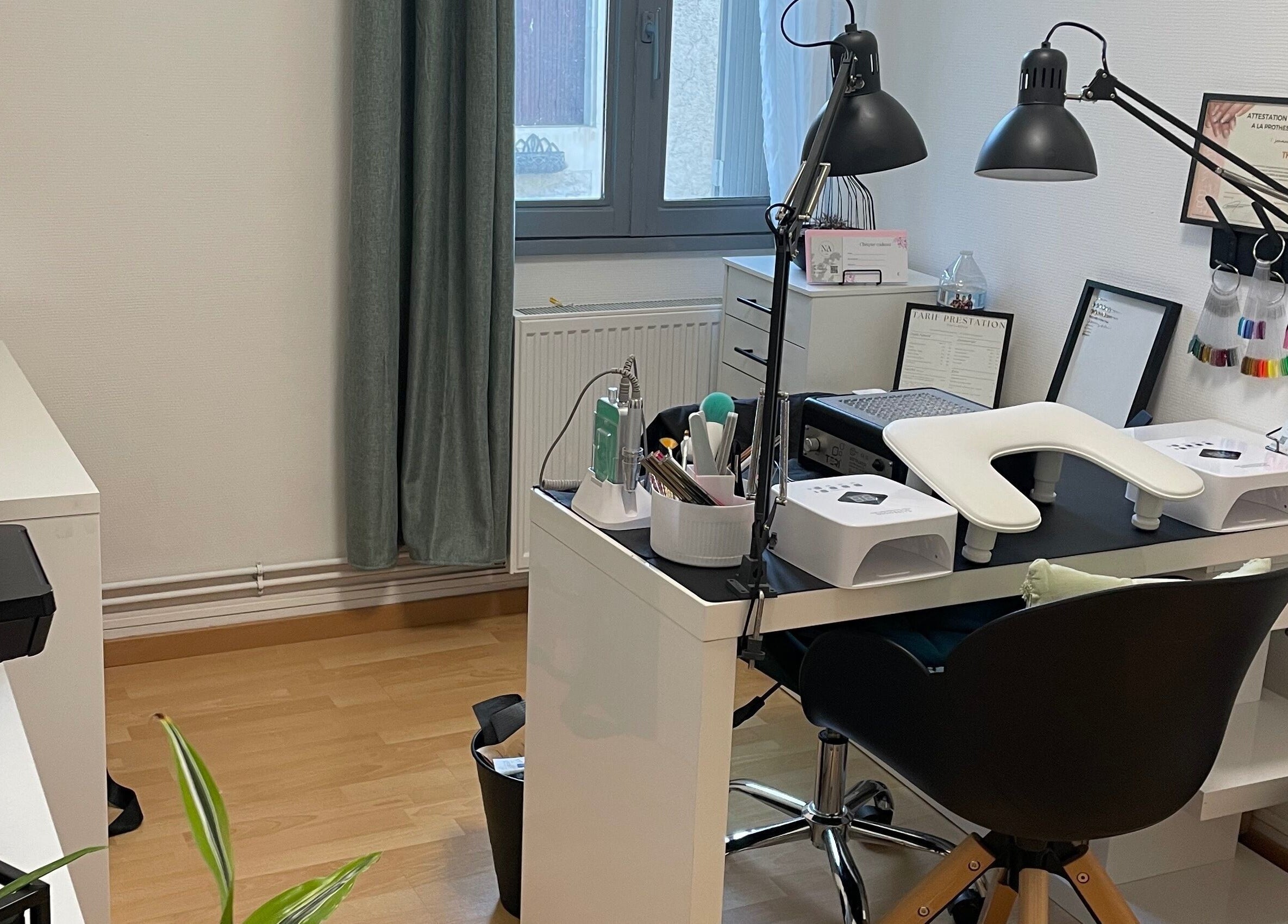 Espace de travail soigné chez Nail’s Addicte à Boivre-la-vallée, Nouvelle-aquitaine, FR avec outils et décor moderne.